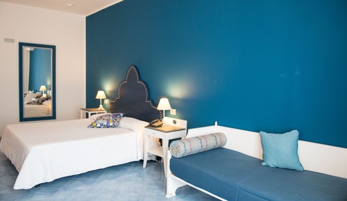 Habitación triple clásica, vistas parciales al mar