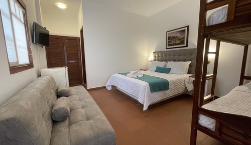 Habitación triple estándar, varias camas, frigorífico, vistas al complejo turístico