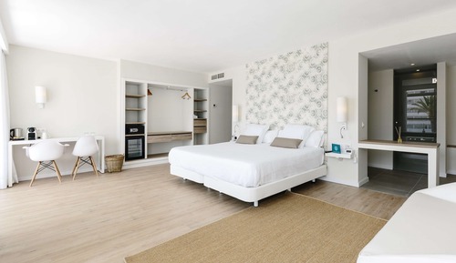 Suite junior, balcón, vistas a la piscina (3 adults)