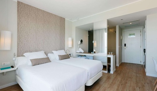 Habitación con 1 cama doble o 2 individuales, balcón, vistas a la piscina