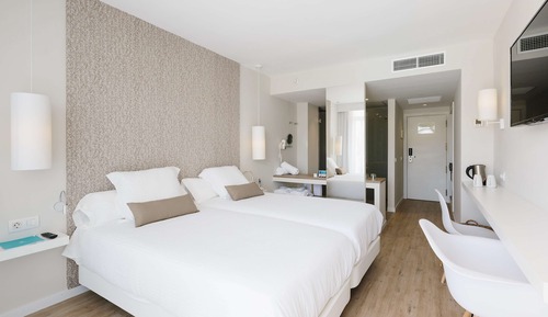 Habitación con 1 cama doble o 2 individuales, balcón, vistas parciales al mar