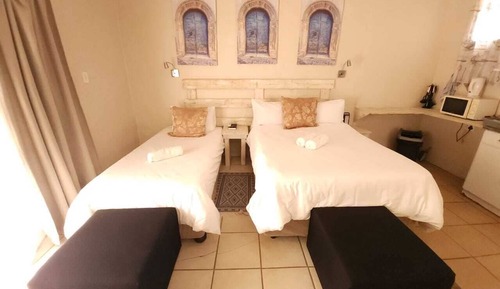 Habitación básica con 1 cama doble o 2 individuales