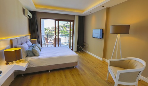 Habitación estándar con 1 cama doble o 2 individuales, vistas parciales al mar