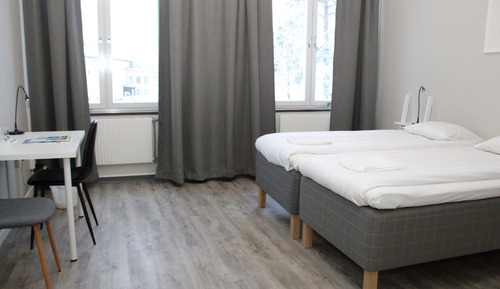 Habitación básica con 2 camas individuales, baño compartido