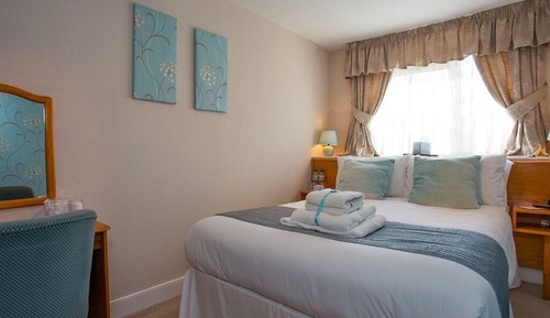 Habitación doble, baño privado (inland view)