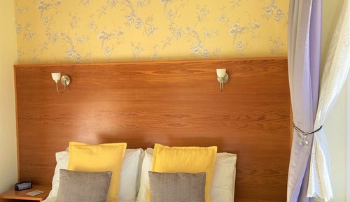 Habitación doble, baño privado (Small-patio view)
