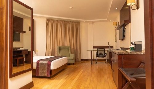 Habitación ejecutiva, 1 cama de matrimonio grande, vistas al jardín, en esquina