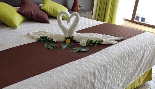 Habitación, vistas parciales al mar