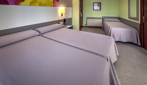 Habitación triple estándar, balcón