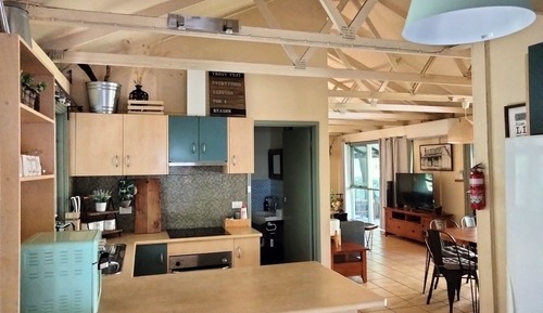 Rustic Cottage (2 Queens 2 Singles) with Woodfire