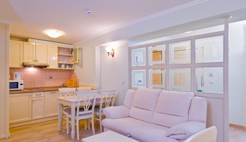 Apartamento, balcón, vistas parciales al mar