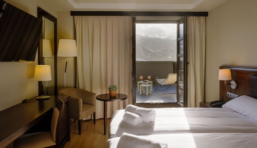 Habitación estándar con 1 cama doble o 2 individuales, vistas a la montaña (3 Adults)