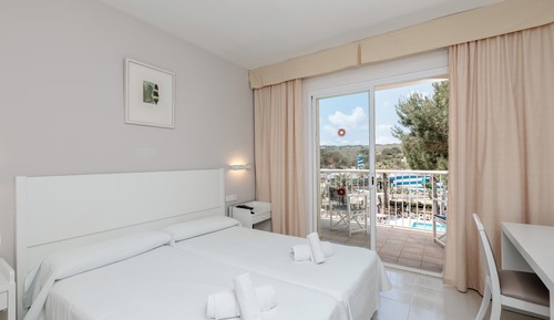 Habitación doble, vistas a la piscina (2 Adults + 1 Child)