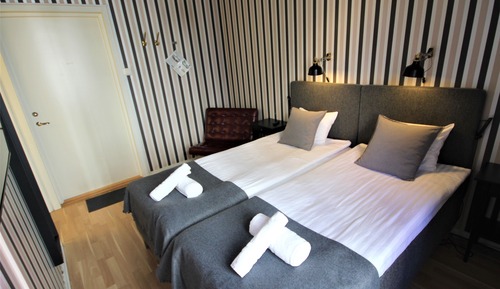Habitación estándar con 1 cama doble o 2 individuales, baño compartido