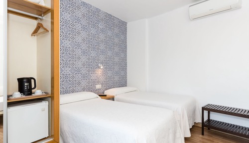 Habitación con 1 cama doble o 2 individuales, terraza, vistas parciales al mar