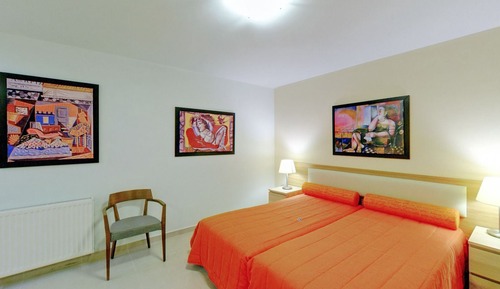 Villa familiar, 4 habitaciones, piscina privada (Aktea)