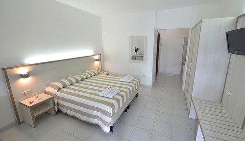 Habitación superior con 1 cama doble o 2 individuales, planta baja