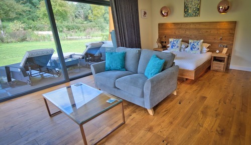 Bungalow de lujo, bañera de hidromasaje (Wenlock Edge Garden Room)