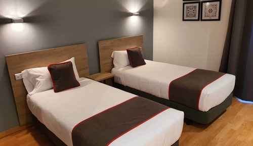 Habitación con 2 camas individuales, accesible para personas con discapacidad
