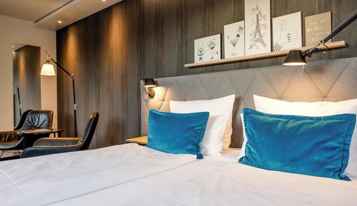 Habitación superior (with double bed and rooftop terrace)