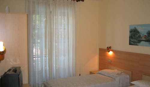 Habitación básica con 2 camas individuales
