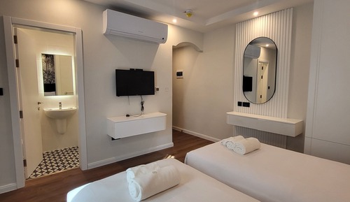 Habitación con 1 cama doble o 2 individuales, no fumadores, vistas parciales al mar