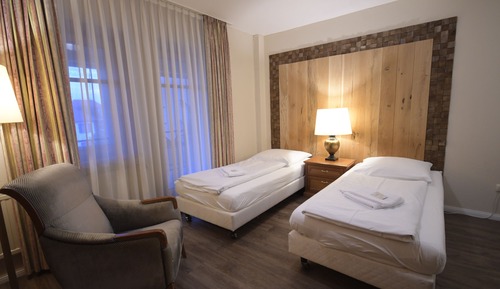 Habitación básica con 2 camas individuales