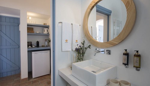 Habitación con 1 cama doble o 2 individuales, vistas a la piscina