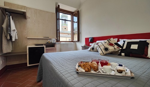 Habitación superior con 1 cama doble o 2 individuales, vistas al jardín