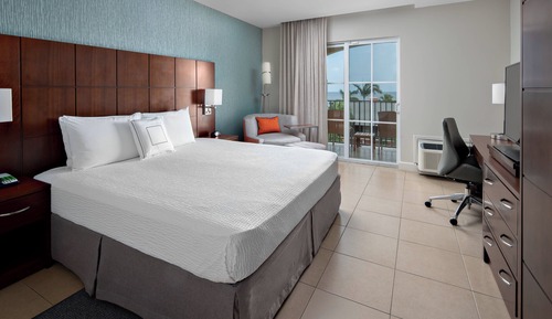 Habitación superior, 1 cama de matrimonio grande, no fumadores, balcón
