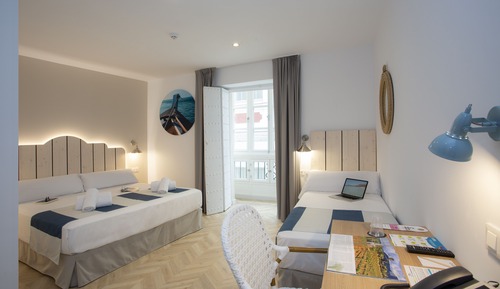 Habitación triple, balcón