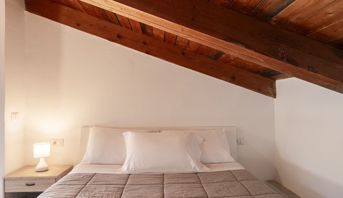 Habitación económica doble, vistas a la piscina, en una planta alta