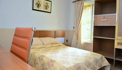 Habitación básica, en edificio anexo