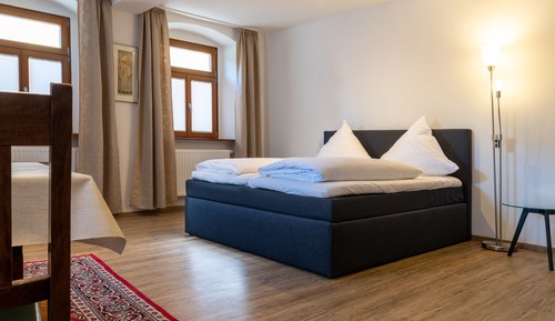 Apartamento superior, 2 habitaciones, cocina básica, planta baja