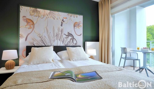 Apartamento familiar, varias camas, acceso a la piscina, vistas al parque