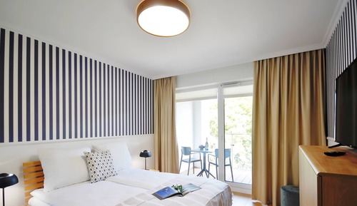 Apartamento familiar, varias camas, acceso a la piscina, vistas al parque
