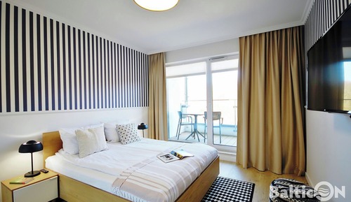 Apartamento familiar, varias camas, acceso a la piscina, vistas al parque