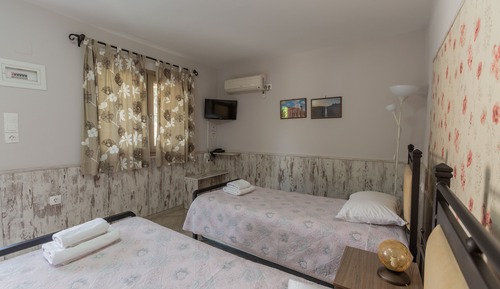 Habitación con 1 cama doble o 2 individuales, vistas al jardín (Β1)