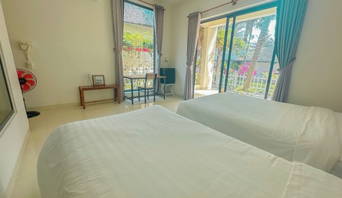 Habitación superior con 2 camas individuales, vistas al jardín