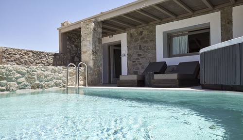 Honeymoon Suite with Private Pool and  Outdoor Heated Whirlpool
