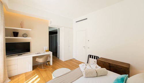 Habitación superior con 1 cama doble o 2 individuales, vistas al jardín