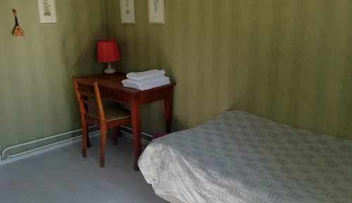 Habitación con 2 camas individuales, baño compartido