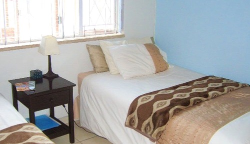 Habitación básica con 2 camas individuales
