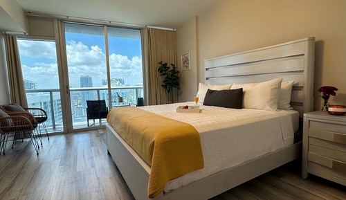 Business Studio Suite, 1 Queen, Balcony, City/River ViewÂ 4405
