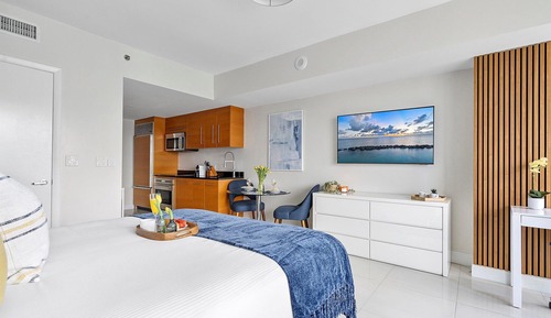 Business Studio Suite, 1 Queen, Balcony, City/River ViewÂ 3805