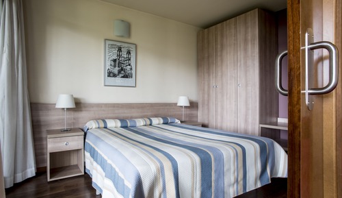 Estudio ejecutivo, 1 cama de matrimonio, cocina básica