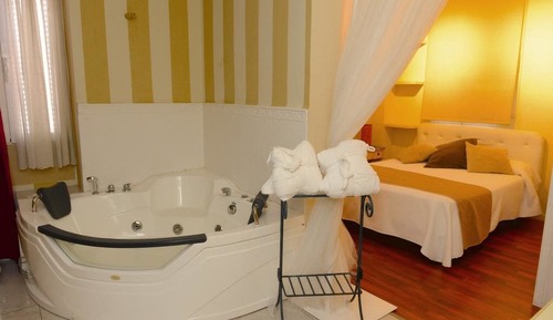 Suite ( 102 )