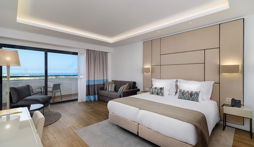 Habitación superior con 1 cama doble o 2 individuales, vistas a la piscina