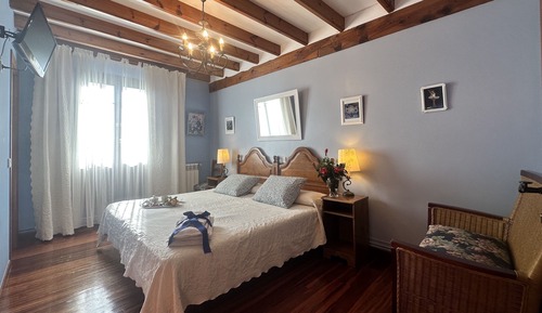 Habitación superior con 1 cama doble o 2 individuales
