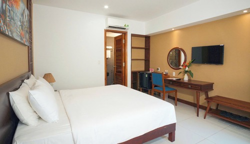 Habitación superior con 1 cama doble o 2 individuales, vistas al jardín